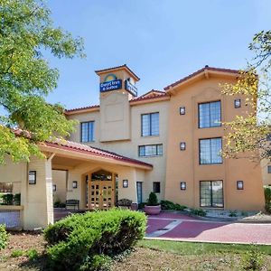 Days Inn & Suites By Wyndham Arlington Heights Exterior photo