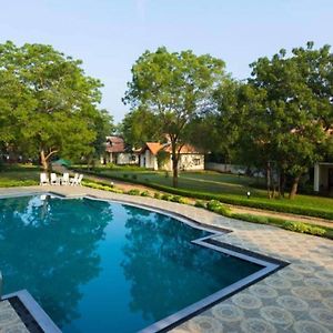 Hotel Chenra Kataragama Exterior photo