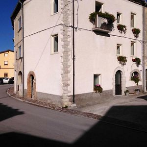 Bed and Breakfast L'Angolo Fiorito Castelpetroso Exterior photo