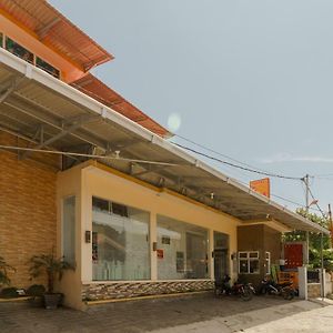 Hotel Reddoorz Near Jembatan Siti Nurbaya Padang Exterior photo