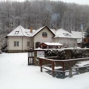 Hotel Hudi-Lak Vendeghaz Háromhuta Exterior photo