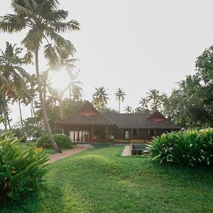 Hotel Vismaya Lake Heritage Turavūr Exterior photo