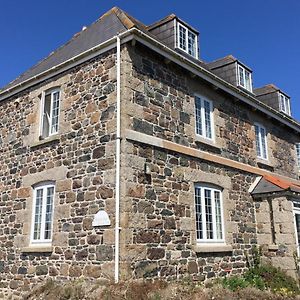 Haelarcher Farmhouse And Helicopter B&B Lizard Exterior photo