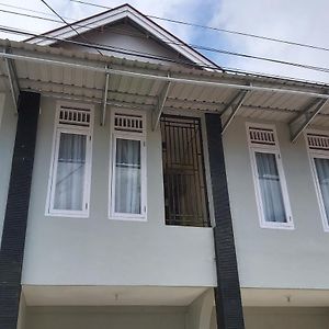 Oyo 3376 Sinar Residence Padang  Exterior photo